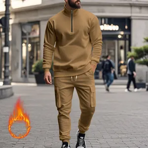 Chándal de forro polar para hombre con media cremallera en entorno urbano