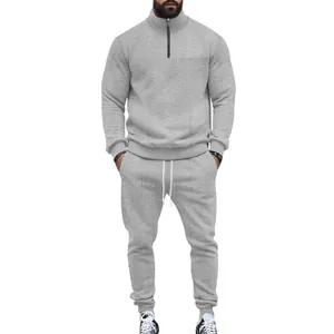 Vista detallada de conjunto de sudadera y pantalón gris jacquard para hombre con media cremallera