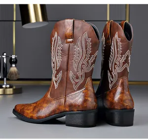 Nahaufnahme brauner Retro-Herren-Westernstiefel mit weißer Flammenstickerei und Schlangentextur.