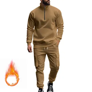 Detalle del chándal térmico caqui para hombre con sudadera de media cremallera