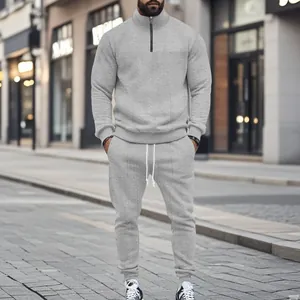 Vista detallada del conjunto de sudadera y jogger jacquard gris para hombre en calle urbana