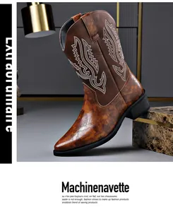 Nahaufnahme brauner Motorradstiefel mit Schlangenhaut-Textur und Stickerei-Details