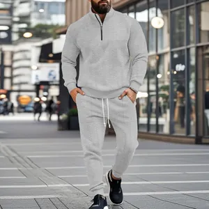 Vista detallada de un conjunto de chándal gris claro para hombre con textura jacquard