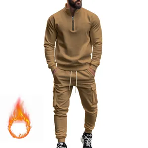 Detalle de conjunto de chándal de forro polar caqui para hombre con cremallera y pantalón cargo.