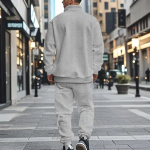Vista trasera de un conjunto de chándal jacquard texturizado gris para hombres