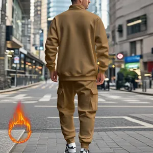 Vista trasera de chándal de forro polar caqui para hombre con pantalones cargo de invierno.