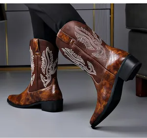 Nahaufnahme von braunen Cowboy-Stiefeln für Herren mit Stickerei und Schlangenmuster.