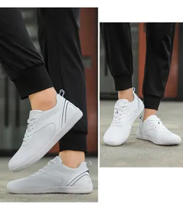 Vue détaillée de baskets en tricot respirant blanc pour la marche et les loisirs en plein air