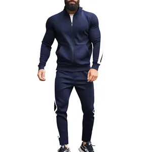 Conjunto de chándal azul marino para hombre con rayas blancas y cuello alto