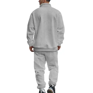 Vista trasera de un chándal jacquard gris para hombre con sudadera y pantalones deportivos