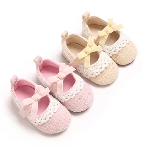 Niedliche Baby Mädchen Mary Jane Schuhe mit Schleife und Spitze in Rosa und Gelb.