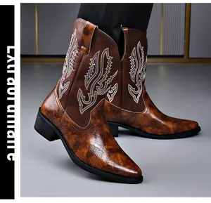 Detaillierte Ansicht brauner Biker-Stiefel mit Schlangenmuster und weißer Stickerei