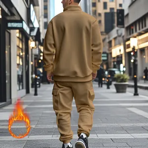 Vista trasera de chándal para hombre en forro polar caqui con pantalones cargo