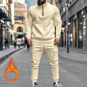 Λεπτομερής όψη ανδρικής φόρμας με επένδυση fleece σε κρεμ χρώμα και παντελόνι cargo