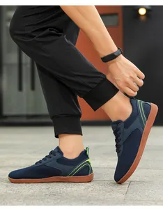 Vue latérale de chaussures de marche flyknit bleu marine avec détails verts
