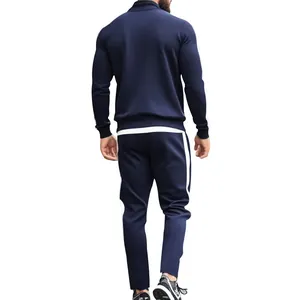 Vista trasera de chándal azul marino para hombre con rayas laterales blancas y cuello
