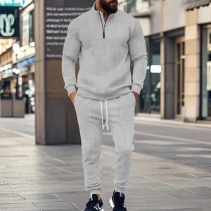 Detalle del chándal de jacquard gris claro para hombre con sudadera y pantalones