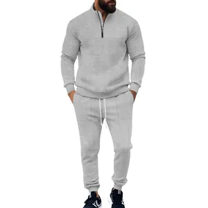 Conjunto de chándal gris para hombre con sudadera de media cremallera y diseño jacquard.