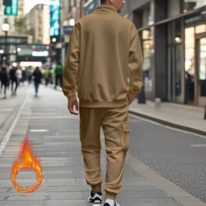 Vista trasera del chándal térmico caqui para hombre con forro polar y pantalones cargo.