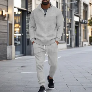 Detalle de conjunto deportivo gris de jacquard para hombre con cremallera corta