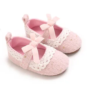 Detaillierte Nahaufnahme von weichen rosa Tweed-Prinzessin-Lauflernschuhen mit Spitze und Schleife