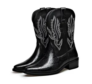 Detail von Retro-Cowboystiefeln für Herren mit weißer Stickerei und Schlangenmuster