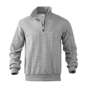 Primer plano de sudadera gris para hombre con cremallera corta y textura de punto jacquard.