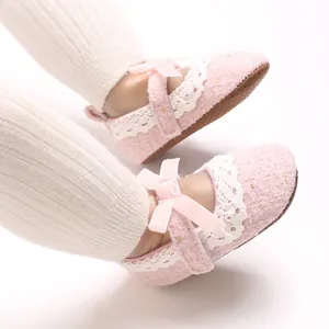Nahaufnahme von rosa Tweed-Baby-Prinzessin-Schuhen mit Spitze und Schleife