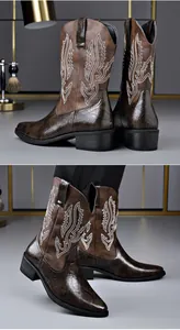 Detailansicht braune Vintage-Herrenstiefel mit weißer Stickerei