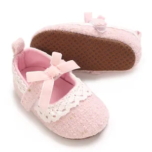 Detailansicht der rosa Tweed Baby Prinzessinnenschuhe mit Schleife und rutschfester Sohle