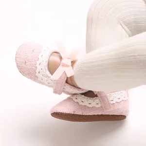 Nahaufnahme der rosa Tweed Babyschuhe mit eleganter Spitze und Schleifenverzierung