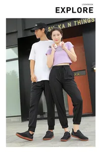 Photo de style de vie en plein air de baskets de marche noires pour jeune couple