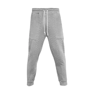 Detalle de los pantalones de chándal jacquard grises para hombre con cordón blanco