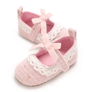 Nahaufnahme von rosa Baby-Prinzessin-Schuhen mit feiner Spitze und eleganter Schleife.
