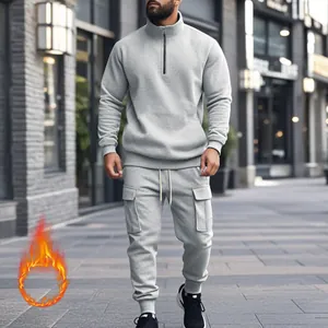 Vista completa del chándal gris de forro polar para hombre en entorno urbano