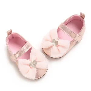 Detailansicht eleganter rosa Babyschuhe für Mädchen mit Herzschleife und Glitzer-Effekt