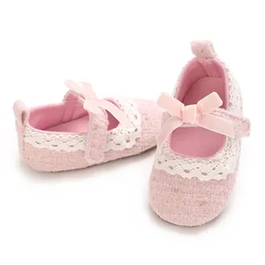 Detailansicht rosa Tweed Baby Prinzessin Schuhe mit feinem Spitzenbesatz und Schleifen-Applikation