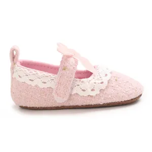 Detailansicht pinkfarbener Baby-Lauflernschuh für Mädchen mit Spitze und Schleife