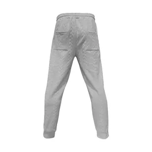 Vista trasera detallada de pantalones de chándal grises con jacquard trenzado