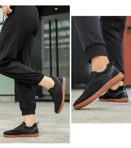 Vue détaillée de baskets de marche légères en maille noire avec semelles marron.