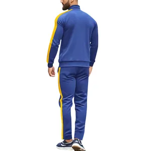 Vista trasera de chándal deportivo azul para hombre con rayas amarillas y cuello alto