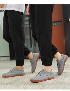 Vue détaillée de chaussures de marche en mesh gris avec semelles en caoutchouc brun