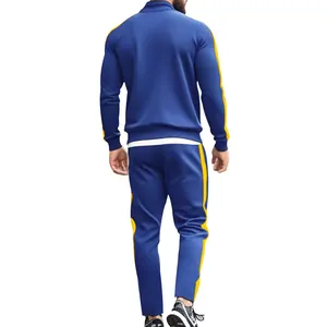 Vista trasera detallada del chándal de hombre azul marino y amarillo con cuello alto