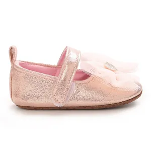 Detailansicht rosa Glitzer Lauflernschuh für Babys mit Herz-Schleife