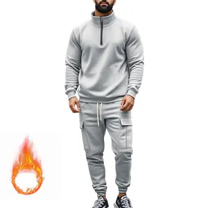 Detalle de chándal gris de forro polar para hombre con cremallera y pantalones cargo