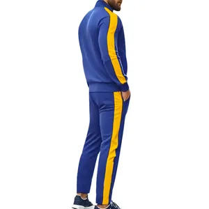 Vista lateral detallada de un chándal deportivo azul y amarillo para hombre en bloque