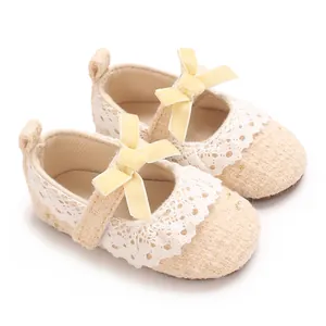 Detailansicht beige Baby-Prinzessin-Schuhe mit weißer Spitze und gelber Schleife