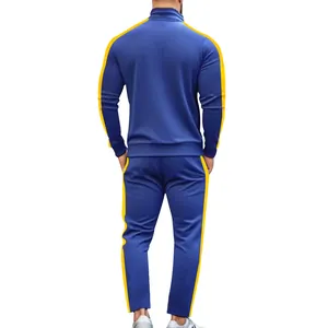Vista trasera de un chándal deportivo azul para hombre con rayas laterales amarillas