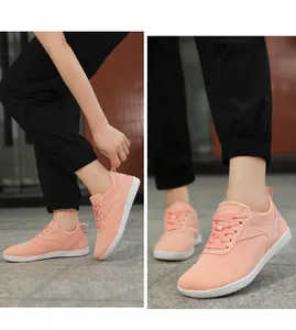 Gros plan de baskets roses en maille pour la marche en extérieur et le sport.
