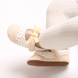 Nahaufnahme von süßen Baby-Prinzessinnen-Lauflernschuhen mit Spitze und Schleife